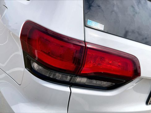 Used 2019 Jeep Grand Cherokee Altitude RWD image 30