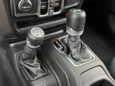 Used 2024 Jeep Wrangler Unlimited Sahara AWD/4WD image 32