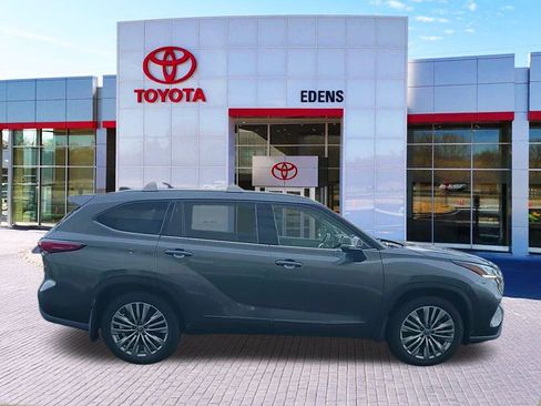 Used 2022 Toyota Highlander Platinum image 2