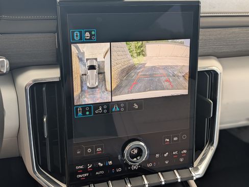 Used 2025 GMC Acadia Denali w/ Super Cruise Package FWD image 28
