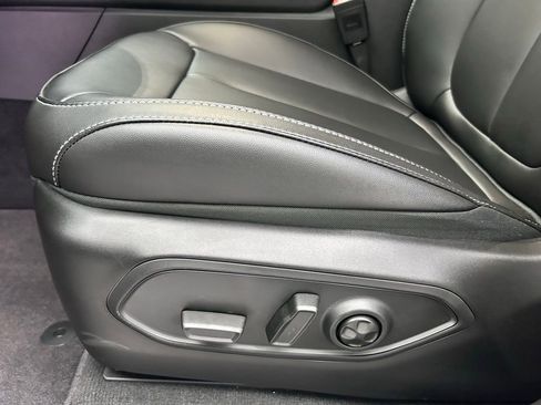 New 2025 Jeep Grand Cherokee Limited w/ Black Appearance Package image 16