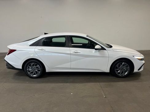 Used 2024 Hyundai Elantra SEL FWD image 2