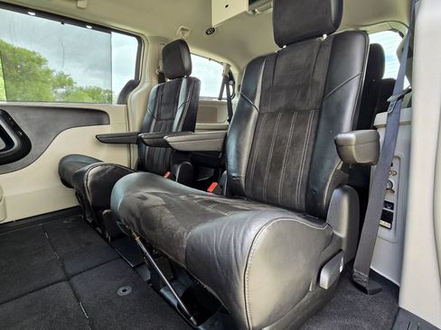 Used 2016 Chrysler Town & Country Limited FWD image 43