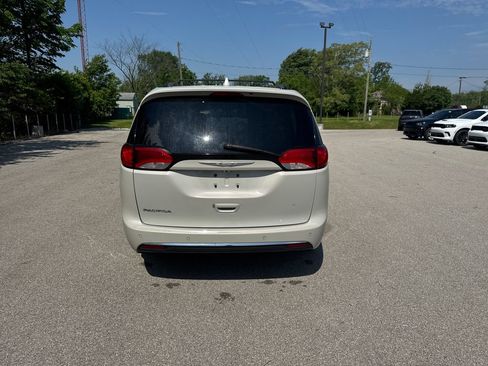Used 2017 Chrysler Pacifica Touring-L w/ Tire & Wheel Group FWD image 16