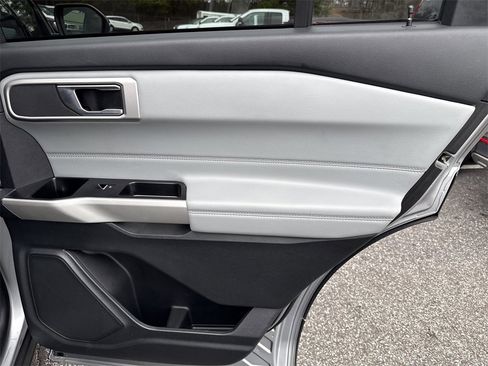 Used 2022 Ford Explorer XLT w/ Equipment Group 202A image 17