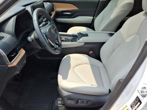 Certified 2024 Toyota Grand Highlander FWD image 12