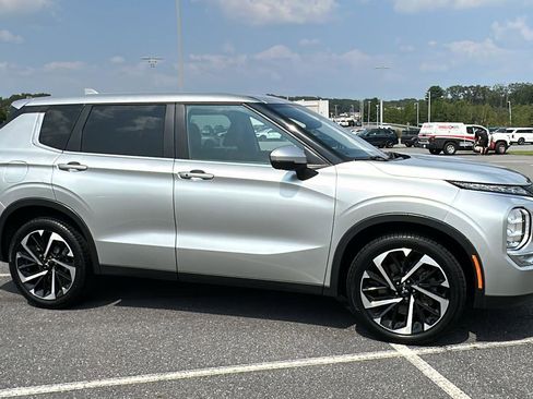 Used 2022 Mitsubishi Outlander SE image 3