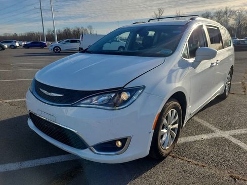 Used 2018 Chrysler Pacifica Touring-L image 1