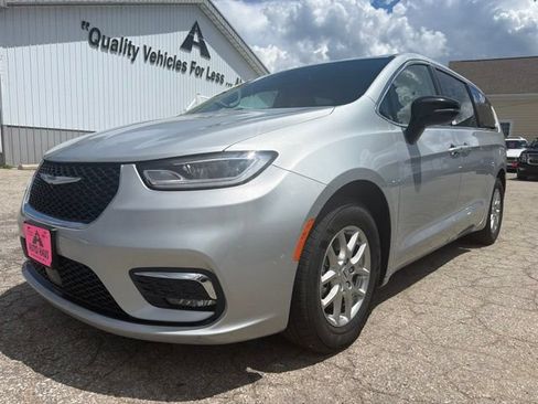 Used 2024 Chrysler Pacifica Touring-L FWD image 19