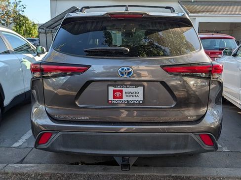 Used 2021 Toyota Highlander XLE AWD/4WD image 6
