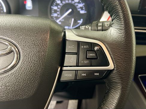 Used 2023 Toyota Sienna XLE FWD image 19