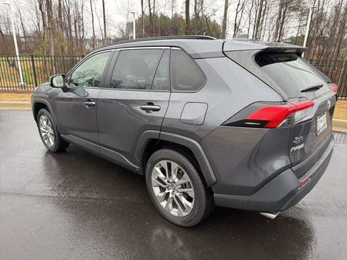 Used 2020 Toyota RAV4 XLE Premium image 4