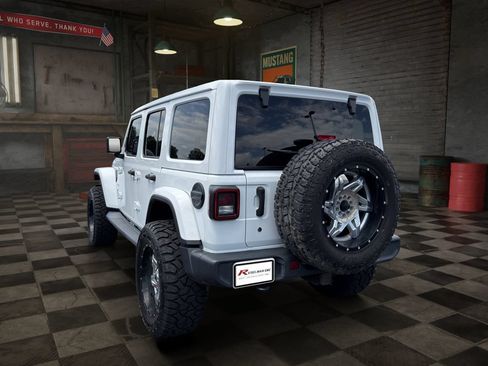 Used 2018 Jeep Wrangler Unlimited Sahara AWD/4WD image 7