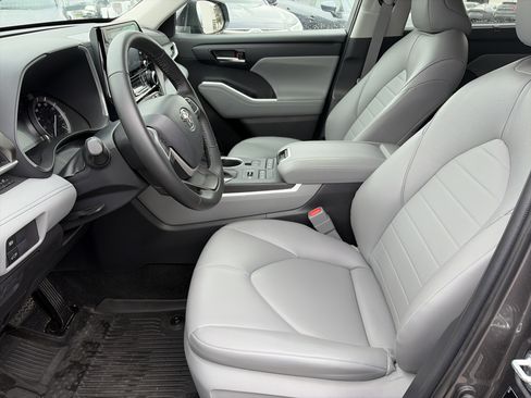 Used 2022 Toyota Highlander XLE image 18