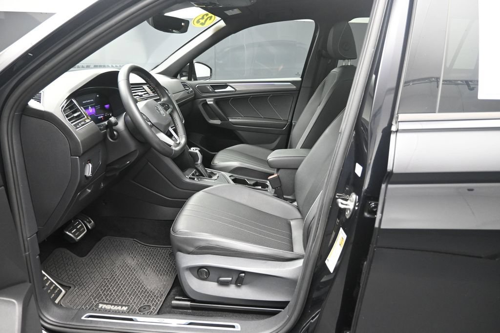 Used 2023 Volkswagen Tiguan SE R-Line FWD image 16