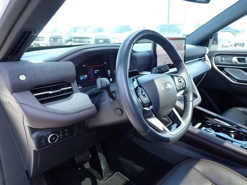 Used 2025 Ford Explorer Platinum AWD/4WD image 16