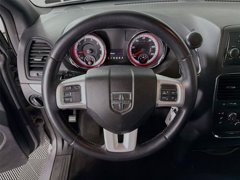 Used 2015 Dodge Grand Caravan SE w/ Quick Order Package 29E SE FWD image 3