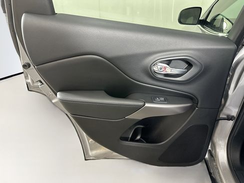 Used 2019 Jeep Cherokee Latitude Plus w/ Comfort/Convenience Group image 24