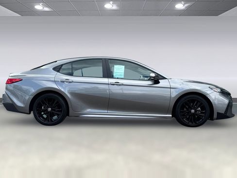 Used 2025 Toyota Camry SE image 2