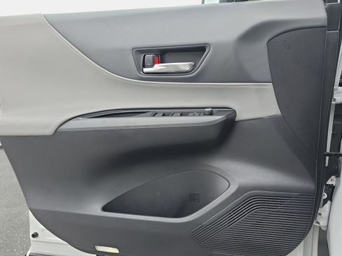 Used 2023 Toyota Venza LE image 27