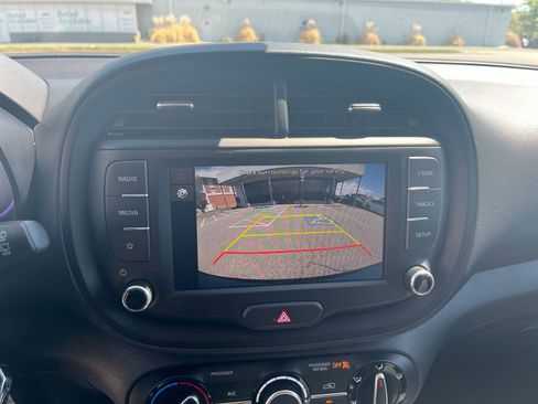 Used 2025 Kia Soul LX w/ LX Technology Package FWD image 24