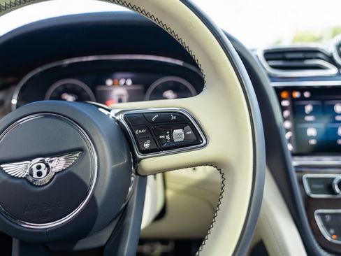 Used 2021 Bentley Bentayga AWD/4WD image 41