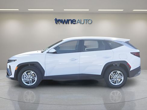 Used 2025 Hyundai Tucson SE AWD/4WD image 2