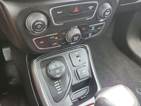 Used 2017 Jeep Compass Trailhawk w/ Cold Weather Group AWD/4WD image 25