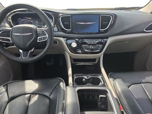 Used 2024 Chrysler Pacifica Limited image 10
