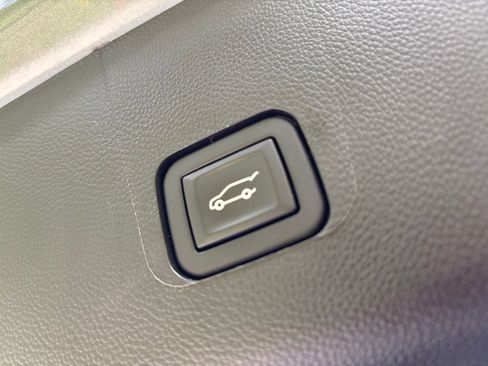 Used 2023 Chevrolet Traverse LT AWD/4WD image 15