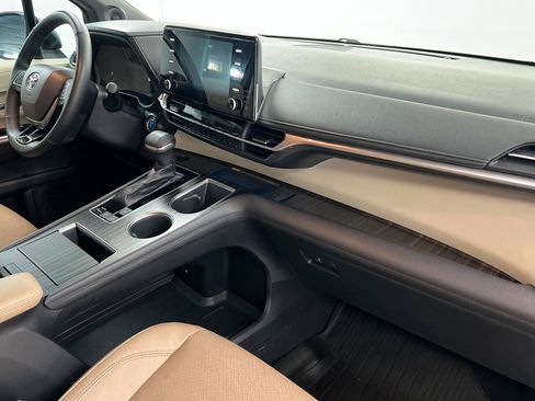 Used 2022 Toyota Sienna Limited FWD image 25
