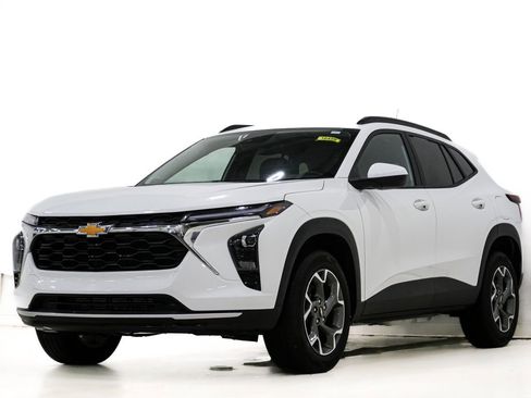 Used 2025 Chevrolet Trax LT image 3