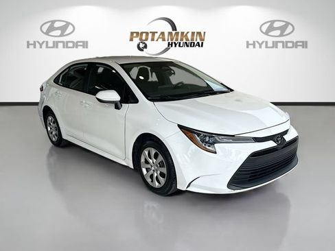 Used 2024 Toyota Corolla LE FWD image 3