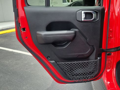 Used 2018 Jeep Wrangler Unlimited Sport S AWD/4WD image 13