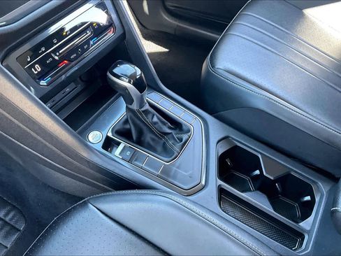 Used 2024 Volkswagen Tiguan SE image 17