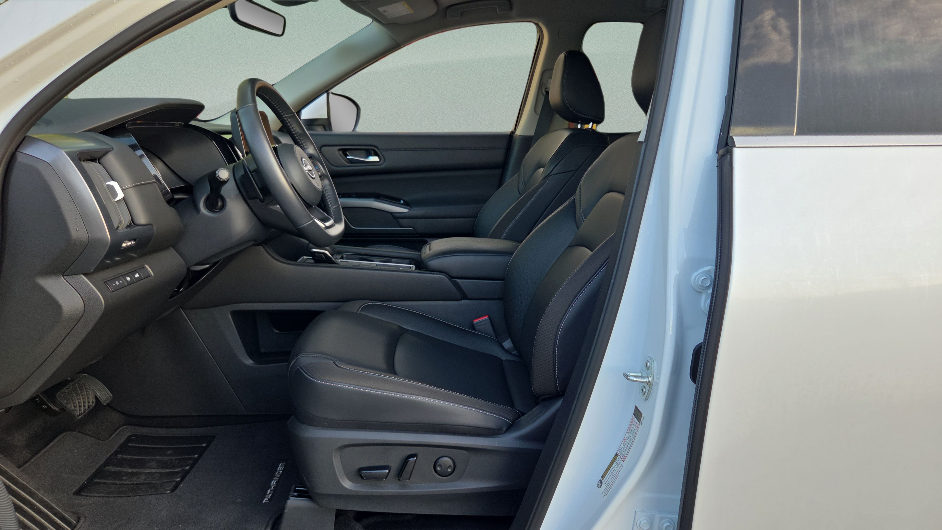 Used 2025 Nissan Pathfinder SL FWD image 10