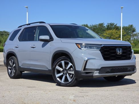 Used 2025 Honda Pilot Touring image 2