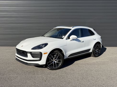 Certified 2024 Porsche Macan image 1