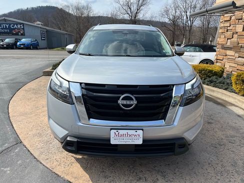 Used 2025 Nissan Pathfinder SV image 2