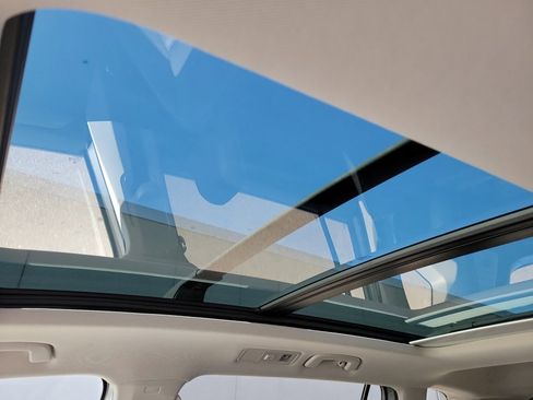 Certified 2023 Volkswagen Tiguan SE w/ Panoramic Sunroof Package image 23
