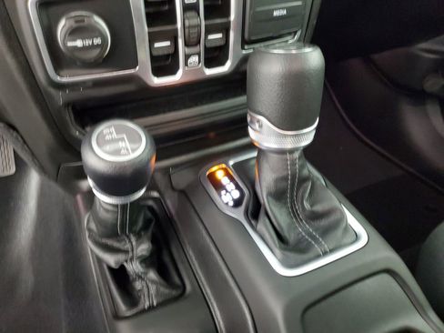 Used 2025 Jeep Gladiator Sport image 17