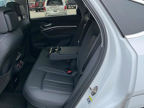 Used 2022 Audi e-tron Premium Plus w/ Premium Plus Package image 29