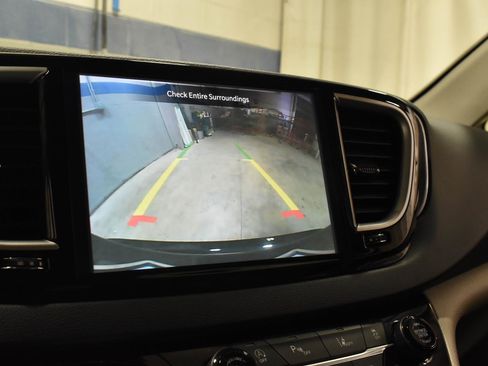 Used 2023 Chrysler Pacifica Touring-L FWD image 18