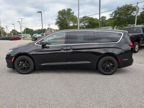 Used 2023 Chrysler Pacifica Touring-L FWD image 7