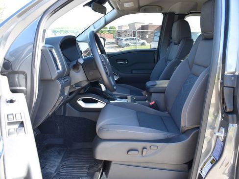 Used 2025 Nissan Frontier SV RWD image 9