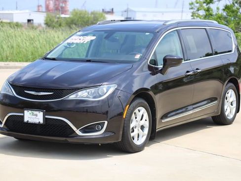 Used 2018 Chrysler Pacifica Touring-L w/ Tire & Wheel Group FWD image 3