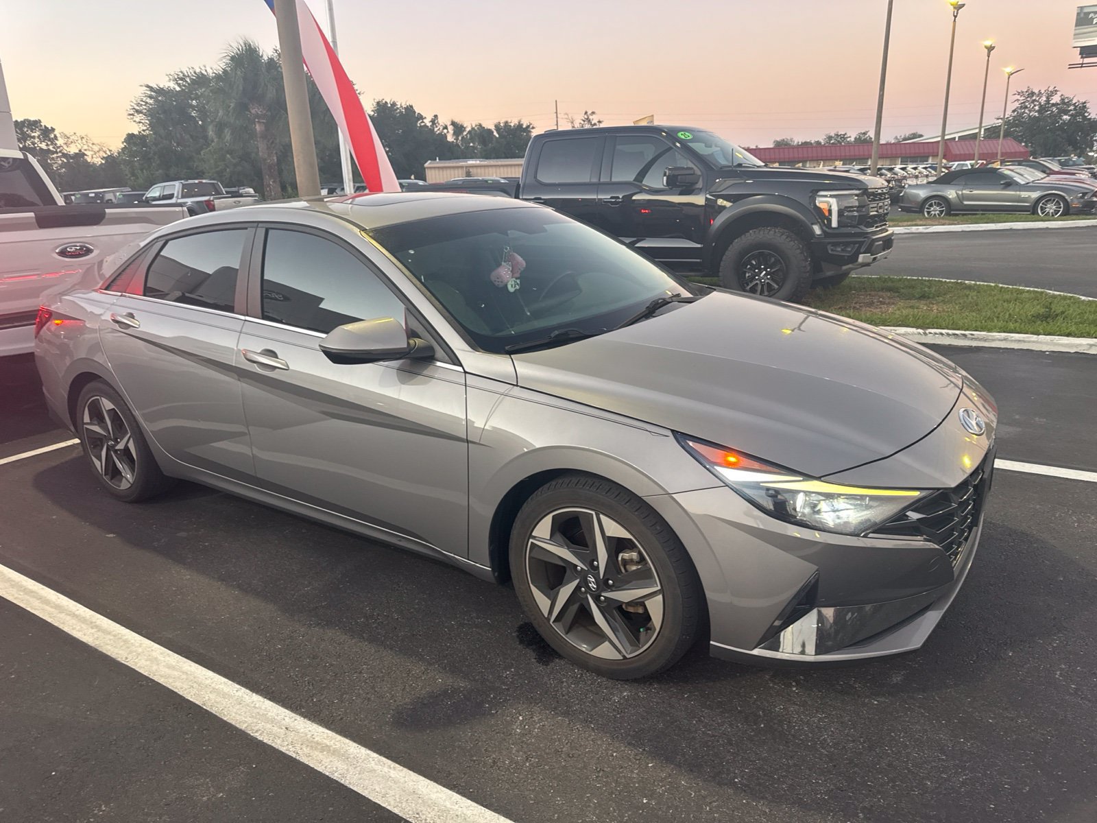 Used 2022 Hyundai Elantra Limited w/ Cargo Package FWD image 1