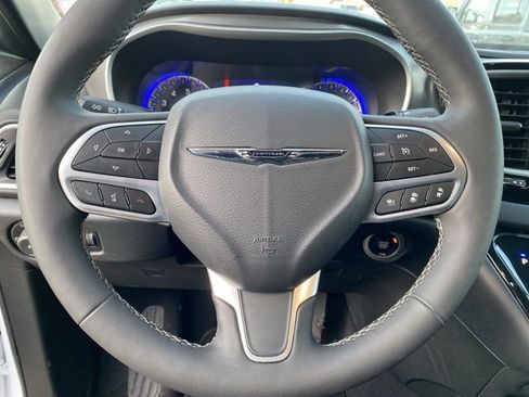 Certified 2025 Chrysler Pacifica Select image 17