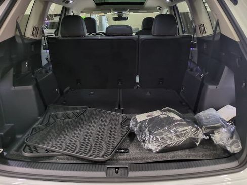 Used 2025 Volkswagen Atlas Peak Edition SE AWD/4WD image 21