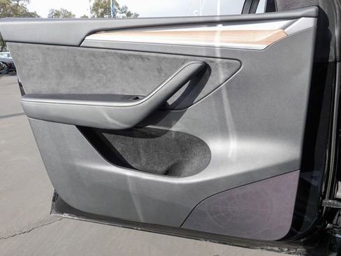 Used 2025 Tesla Model Y Long Range image 18